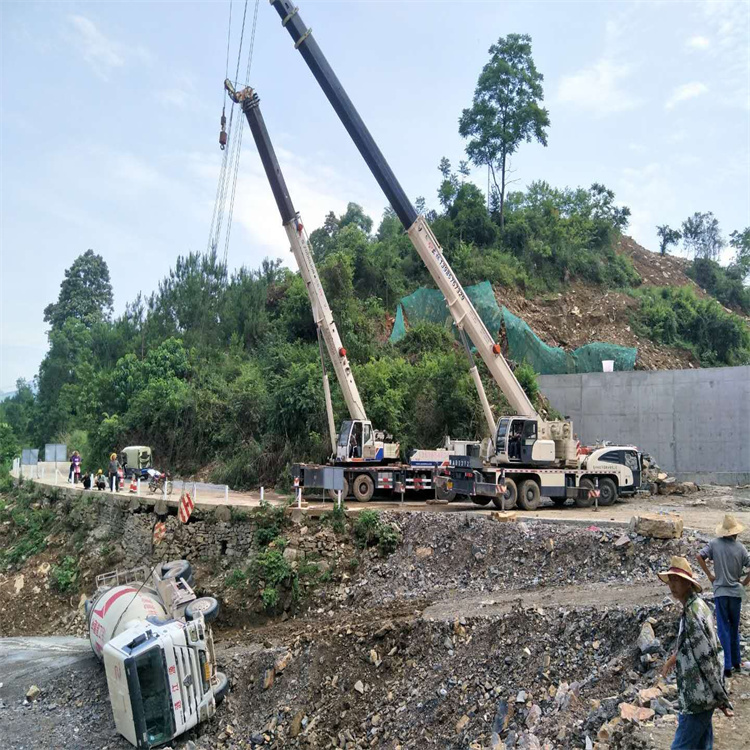 齐河汽车掉沟里叫吊车救援要多少钱