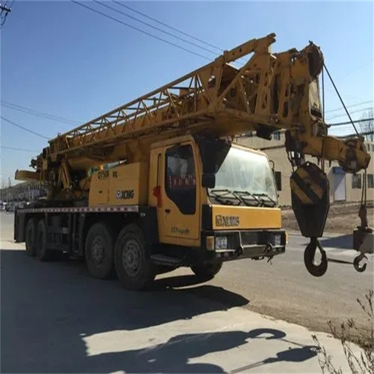 齐河吊车吊挖机吊哪里比较安全